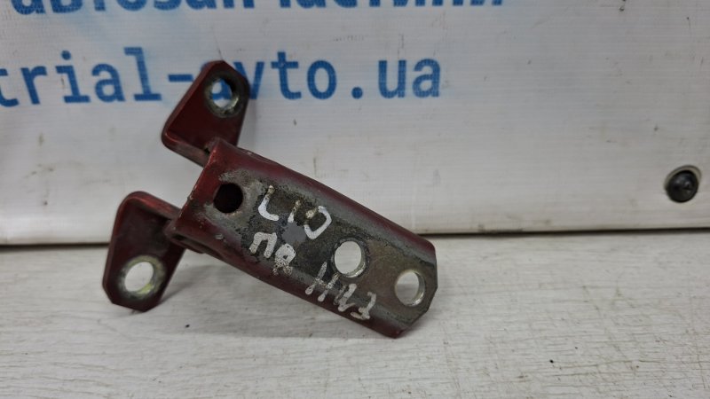 Петля двери передней правой нижняя Mitsubishi Lancer 2007-2017 10 2.0 бензин 4B11 5702A005 Б/У