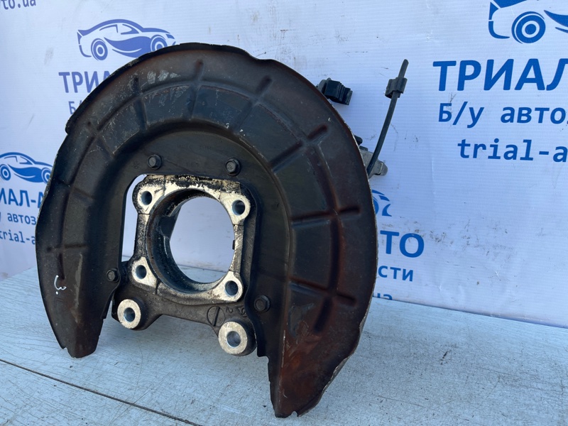 Цапфа задняя левая Jeep Cherokee KL 2.4 бензин ED6