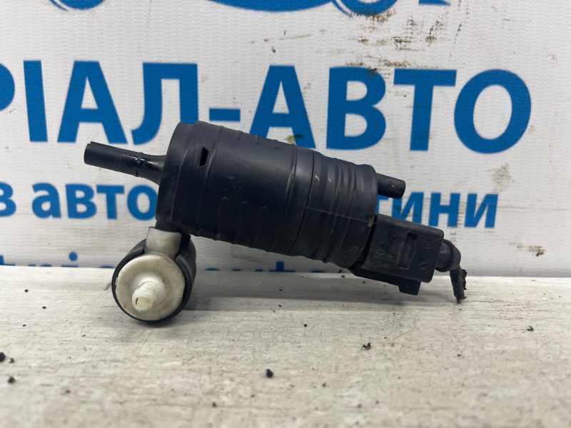 Насос омывателя стекла Jeep Cherokee 2013-2019 KL 2.4 бензин ED6 68225066AB Б/У