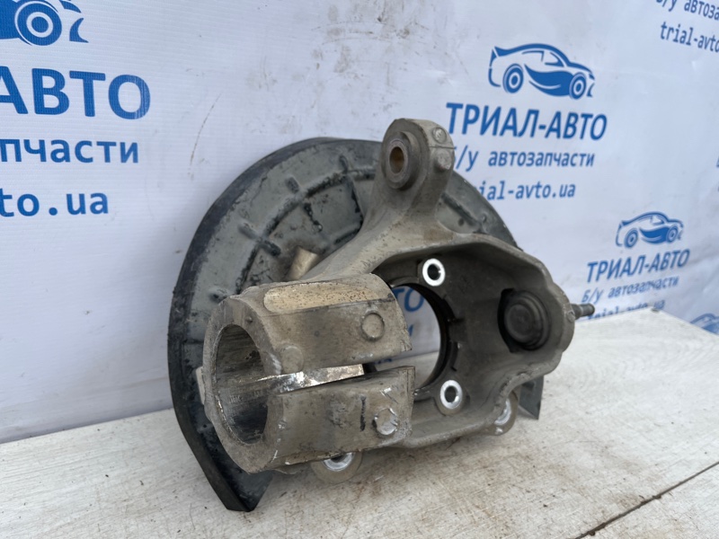 Кулак поворотный правый без ступицы Jeep Cherokee KL 3.2 бензин EHK