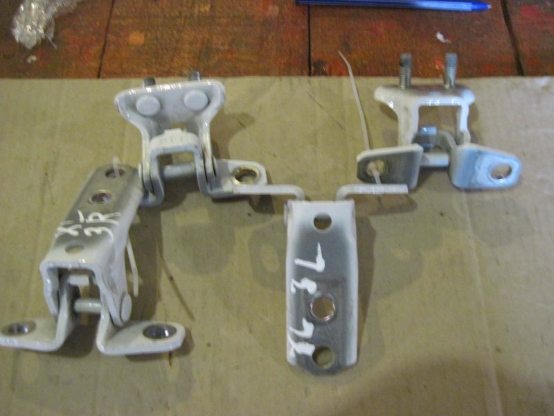 Петля двери задней правой Mitsubishi Outlander 2007-2012 XL 5732A008 контрактная