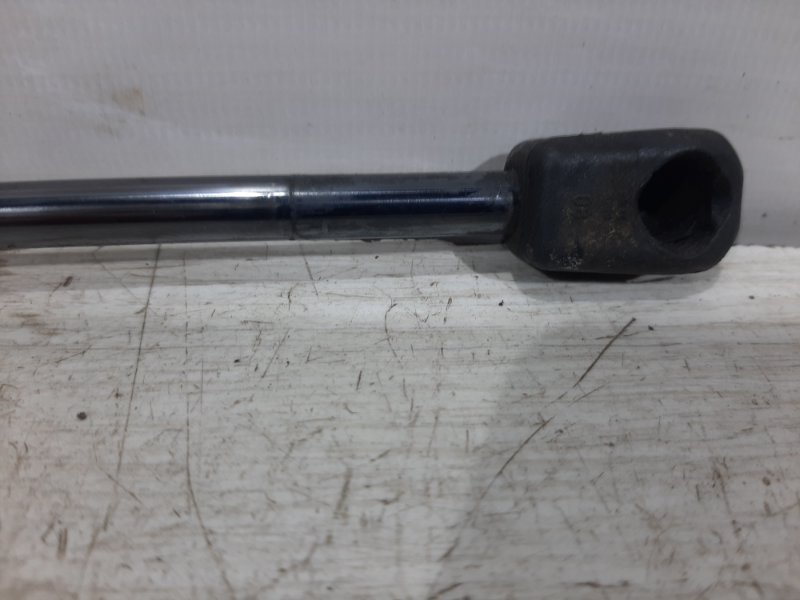 Амортизатор крышки багажника Tucson 2004-2009 JM 2.0 дизель Амортизатор крышки багажника Tucson 2004-2009 JM 2.0 дизель