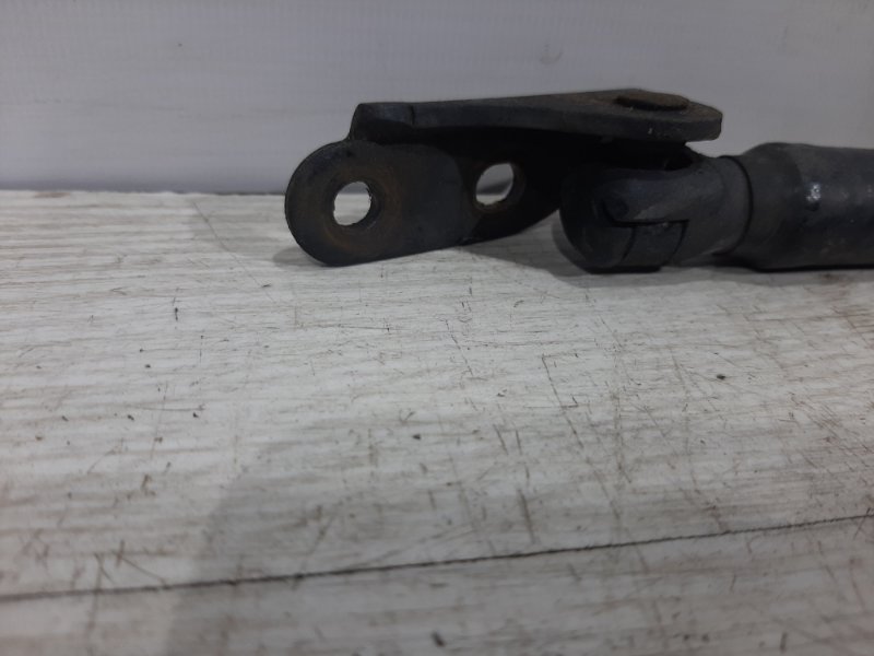 Амортизатор крышки багажника Hyundai Tucson JM 2.0 дизель Амортизатор крышки багажника Hyundai Tucson JM 2.0 дизель