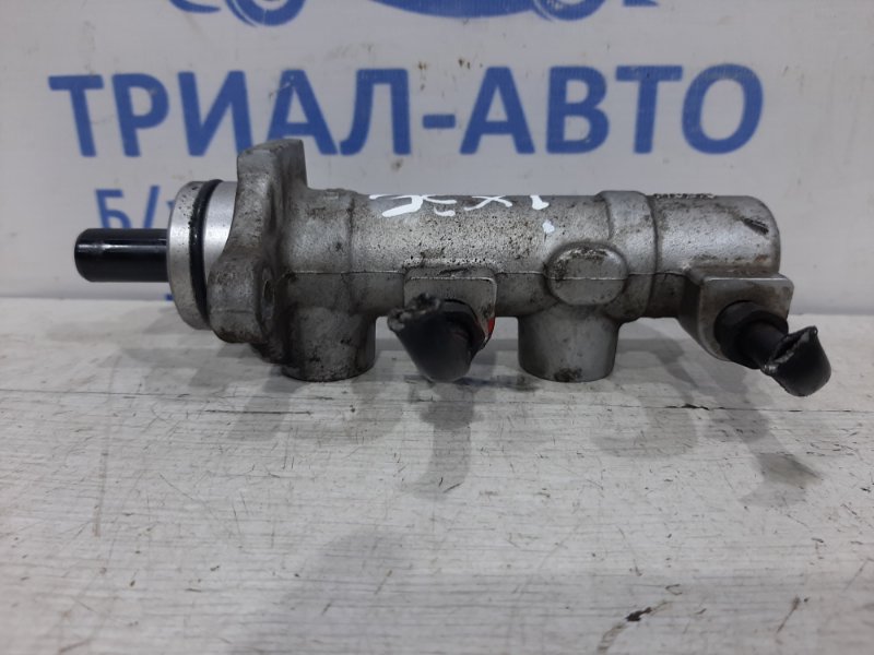 Тормозной цилиндр главный Hyundai IX35 2010-2017 LM 585102S920 Б/У