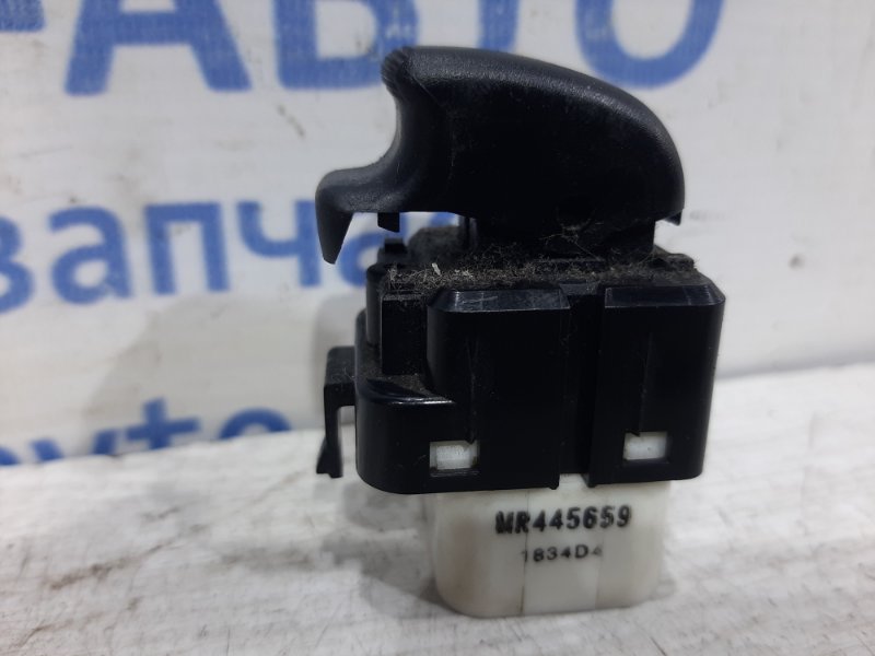 Кнопка стеклоподъемника Mitsubishi Pajero Wagon 1999-2006 3 3.2 дизель MR445659 Б/У