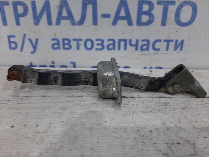 Ограничитель двери задний правый Suzuki Grand Vitara 2005-2016 JT 2.0 8183065D00 Б/У