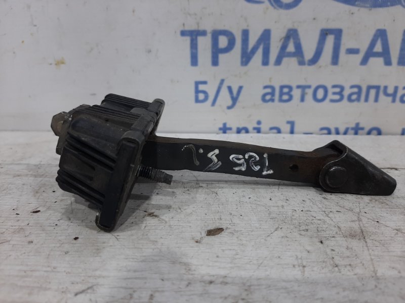 Ограничитель двери задний левый Toyota Avensis 2003-2009 T25 2.0 diesel 6861005040 Б/У