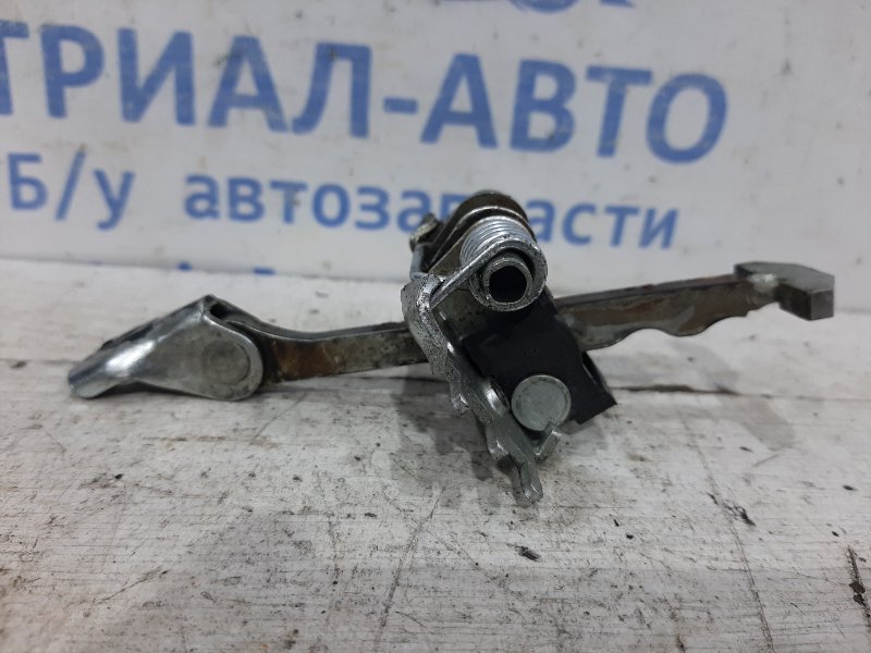 Ограничитель двери передний правый Renault Megane 2009-2016 3 1.5 дизель 804303543R Б/У