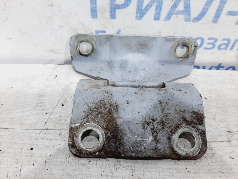 Петля крышки багажника Mitsubishi L200 2006-2015 KB 2.5 дизель 4D56U МКПП MN136381 Б/У