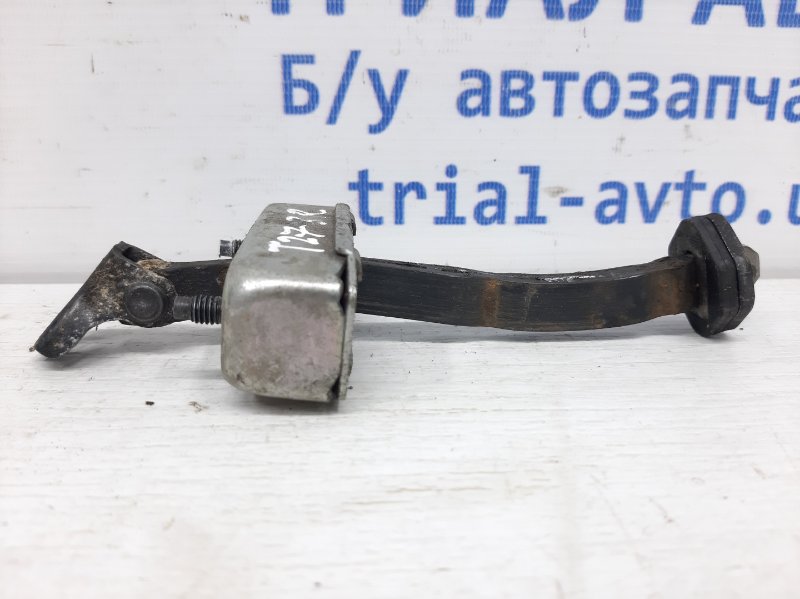 Ограничитель двери задний правый Toyota Avensis 2009-2018 T27 1.8 бензин 2ZRFAE 6863005050 Б/У