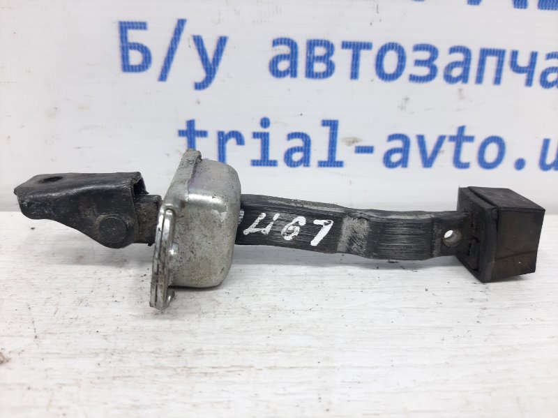 Ограничитель двери передний правый Mitsubishi Lancer 2003-2009 9 1.6 бензин 4G18 MR526777 Б/У
