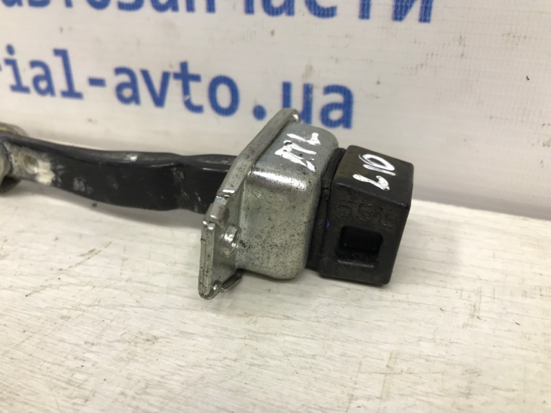 Ограничитель двери передний левый Mitsubishi Lancer 10 1.8 бензин 4b11 Ограничитель двери передний левый Mitsubishi Lancer 10 1.8 бензин 4b11