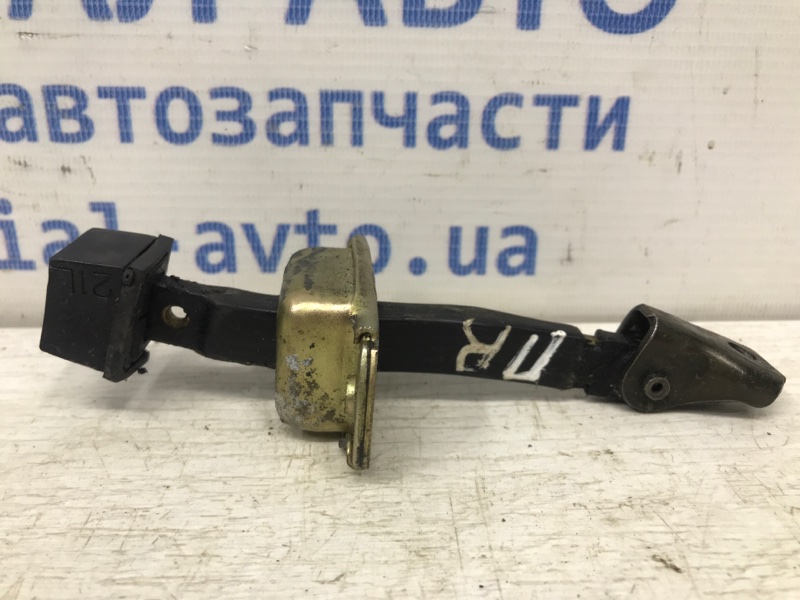 Ограничитель двери передний правый Mitsubishi Outlander 2003-2007 CU 2.4 бензин 4G69 MR526777 Б/У