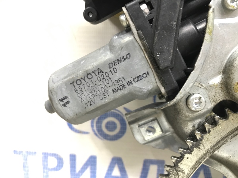 Стеклоподъемник передний правый Toyota Avensis T27 2.0 diesel