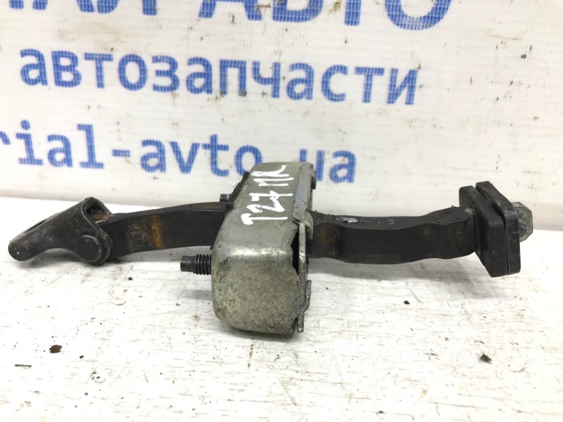 Ограничитель двери передний правый Toyota Avensis 2009-2018 T27 2.0 diesel 6861005051 Б/У