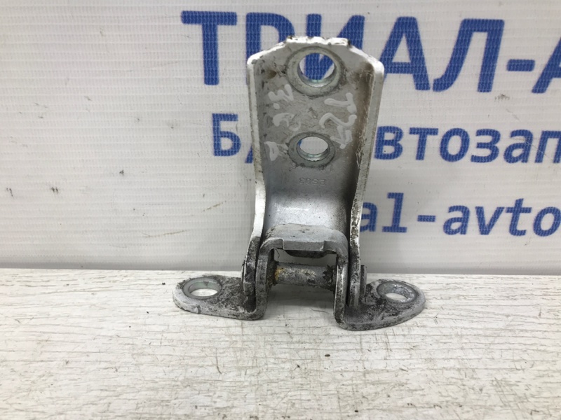 Петля двери задней правой нижняя Toyota Avensis T27 2.0 diesel