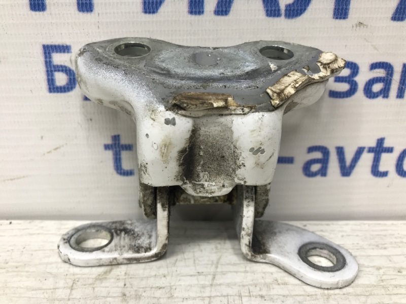 Петля двери передней правой нижняя Toyota Avensis 2009-2018 T27 2.0 diesel 6873002050 Б/У