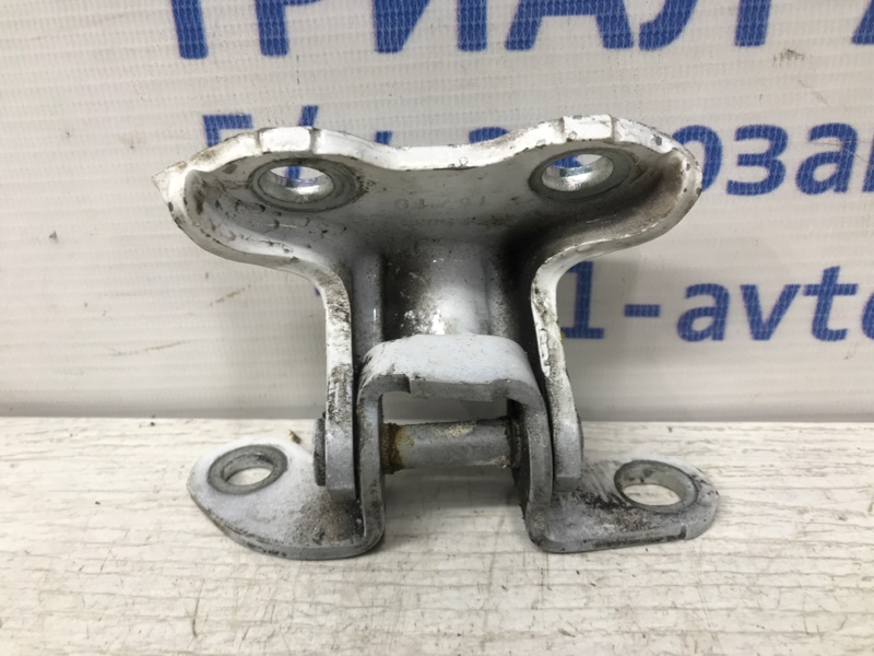 Петля двери передней правой нижняя Toyota Avensis T27 2.0 diesel
