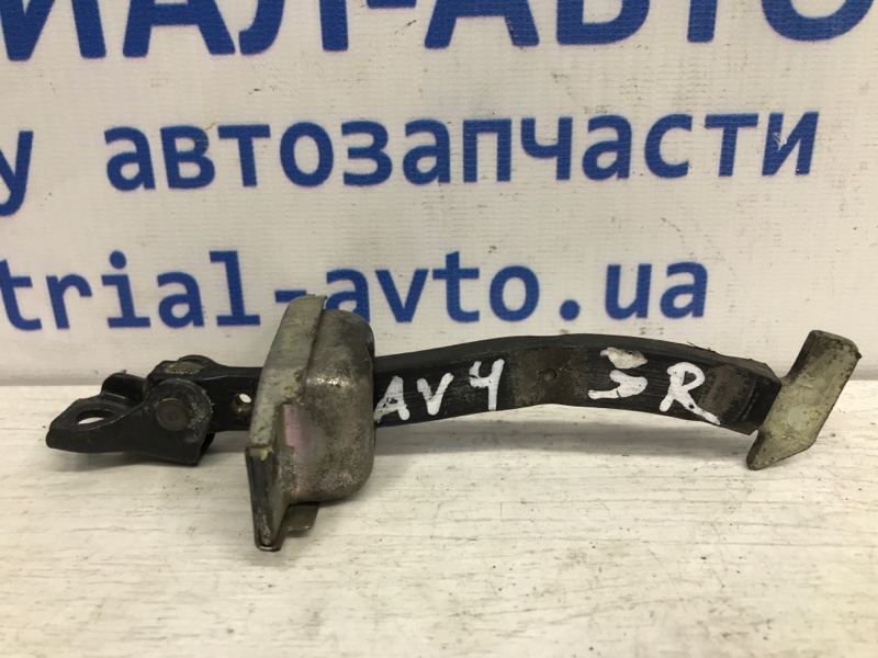 Ограничитель двери задний правый Toyota RAV 4 2005-2012 A30 2.2 diesel 2ADFTV 6863042030 Б/У