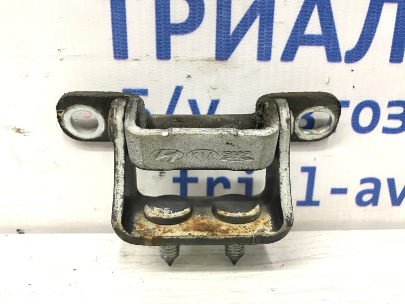 Петля крышки багажника KIA Sorento 2002-2009 BL 2.5 diesel D4CB МКПП 79770-3E001 Б/У