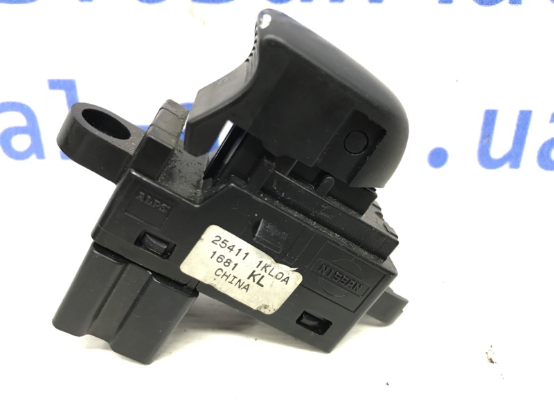 Кнопка стеклоподъемника Juke 2010-2019 F15 1.6 turbo MR16DDT