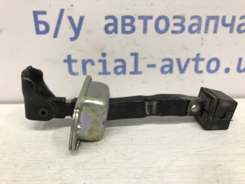 Ограничитель двери передний правый Mitsubishi Lancer 2003-2009 9 1.6 бензин 4G18 MR526777 Б/У