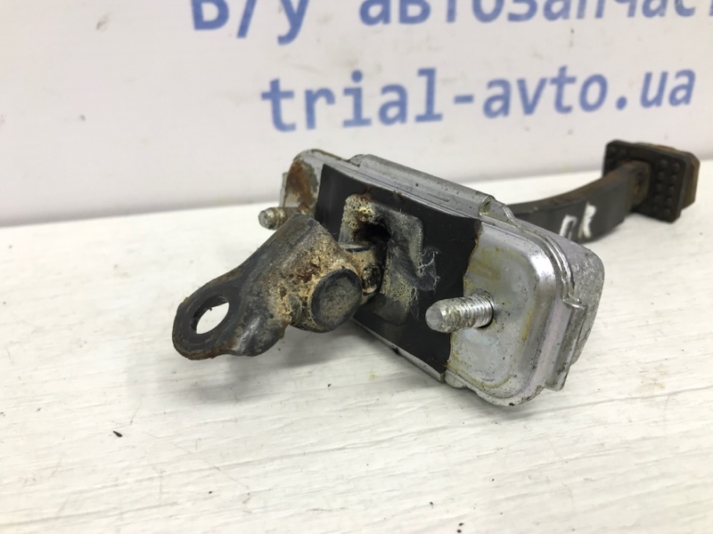 Ограничитель двери передний правый Sportage 2010-2016 SL 1.7 diesel D4FD Ограничитель двери передний правый Sportage 2010-2016 SL 1.7 diesel D4FD