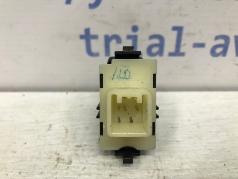 Кнопка стеклоподъемника Toyota Avensis T25 1.8 бензин 1ZZFE Кнопка стеклоподъемника Toyota Avensis T25 1.8 бензин 1ZZFE