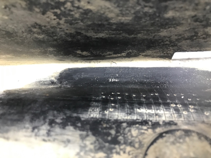 Брызговик задний левый Outlander 2003-2006 cu 2.4 бензин 4G69 Брызговик задний левый Outlander 2003-2006 cu 2.4 бензин 4G69