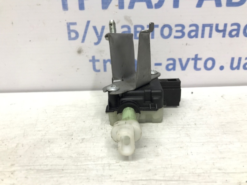 Привод лючка бака Toyota Avensis T25 1.8 бензин 1ZZFE