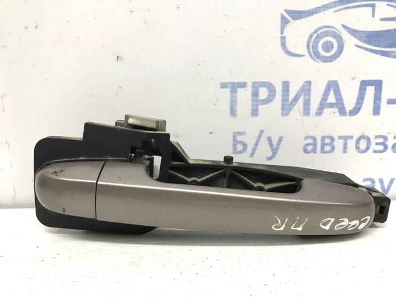 Ручка двери внешняя передняя правая Kia Ceed 2006-2012 ED 1.6 Diesel D4FB 826511H000 Б/У