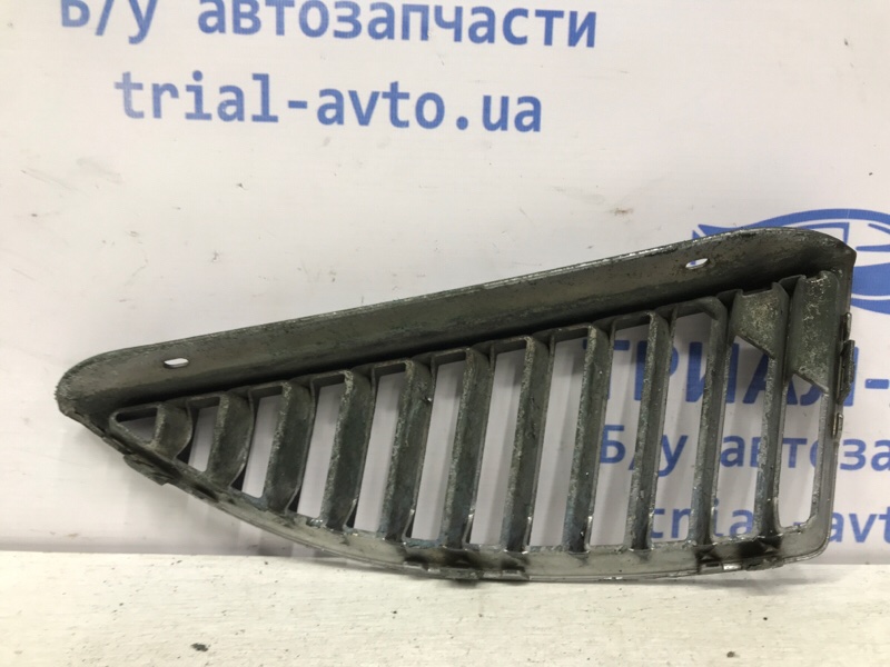 Решетка радиатора левая Lancer 2003-2009 9 1.6 бензин 4G18