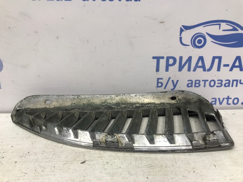 Решетка радиатора левая Mitsubishi Lancer 9 1.6 бензин 4G18