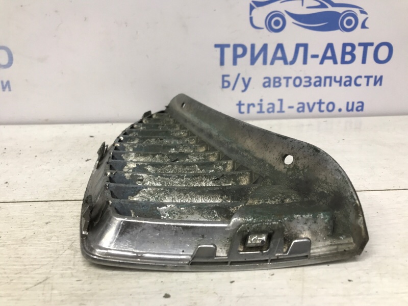 Решетка радиатора левая Lancer 2003-2009 9 1.6 бензин 4G18