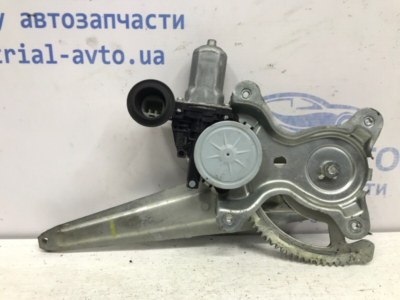 Стеклоподъемник задний левый Toyota RAV 4 2005-2012 A30 2.0 бензин 1AZFE 6980442040 Б/У