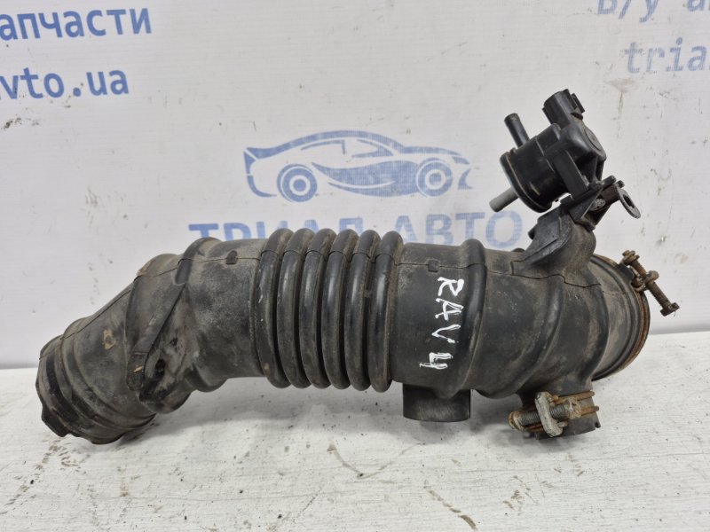 Патрубок воздушного фильтра Toyota RAV 4 2005-2012 A30 2.0 бензин 1AZFE 1788028240 Б/У