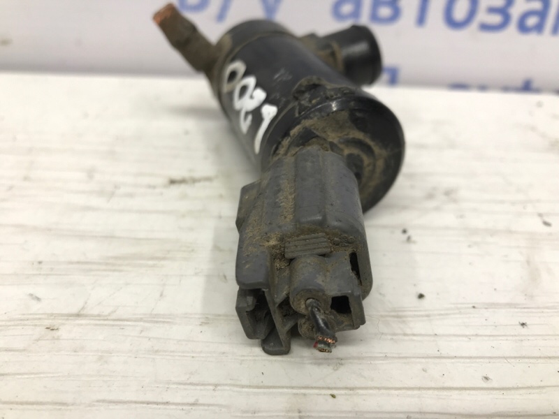 Насос омывателя стекла Mitsubishi L200 KB 2.5 дизель 4D56U Насос омывателя стекла Mitsubishi L200 KB 2.5 дизель 4D56U