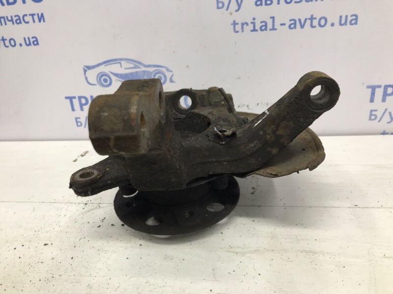Кулак поворотный левый со ступицей Korando 2010-2019 C200 2.0 diesel D20DTF