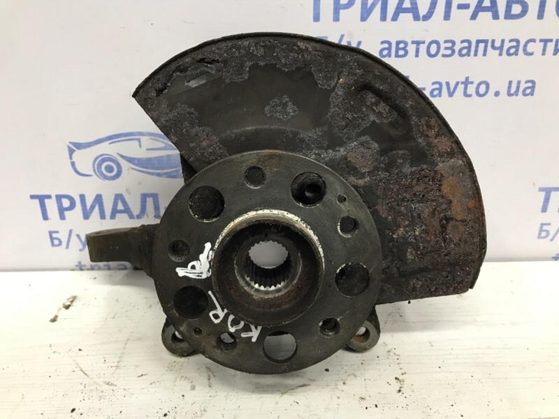 Кулак поворотный левый со ступицей Korando 2010-2019 C200 2.0 diesel D20DTF