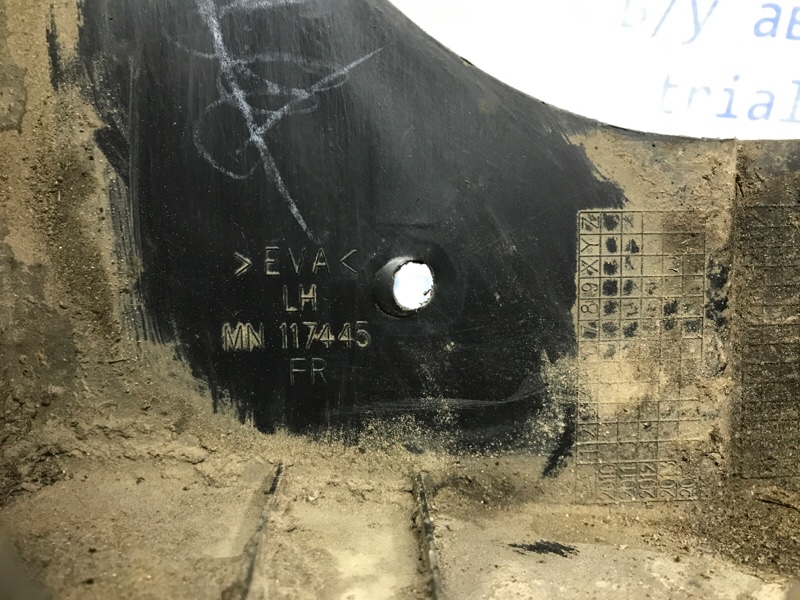 Брызговик передний левый L200 2006-2015 KB 2.5 дизель 4D56U