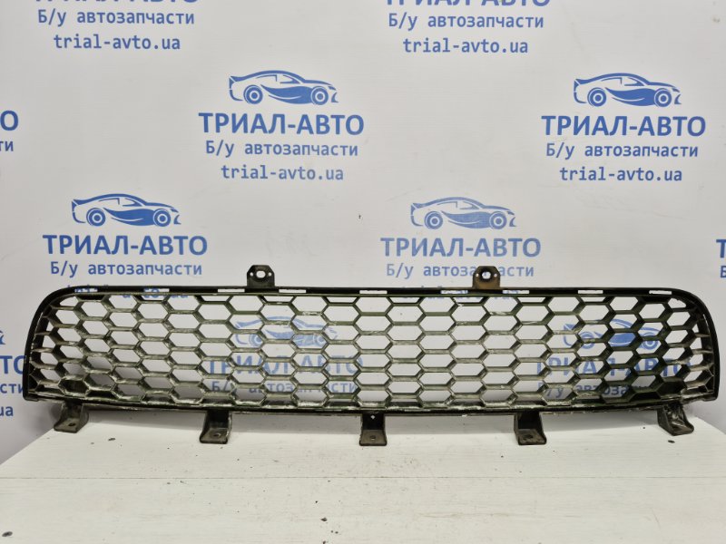 Решетка бампера центральная Mitsubishi L200 2006-2015 KB 2.5 дизель 4D56U 6402A124 Б/У