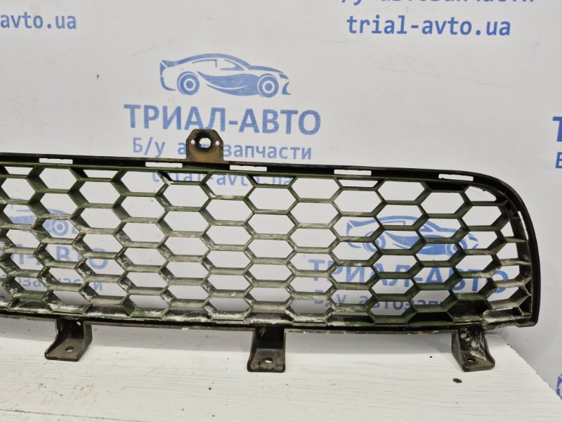 Решетка бампера центральная Mitsubishi L200 KB 2.5 дизель 4D56U
