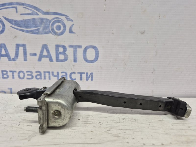 Ограничитель двери задний правый Ford Kuga 2013-2019 CBS 2.0 diesel 1641573 Б/У