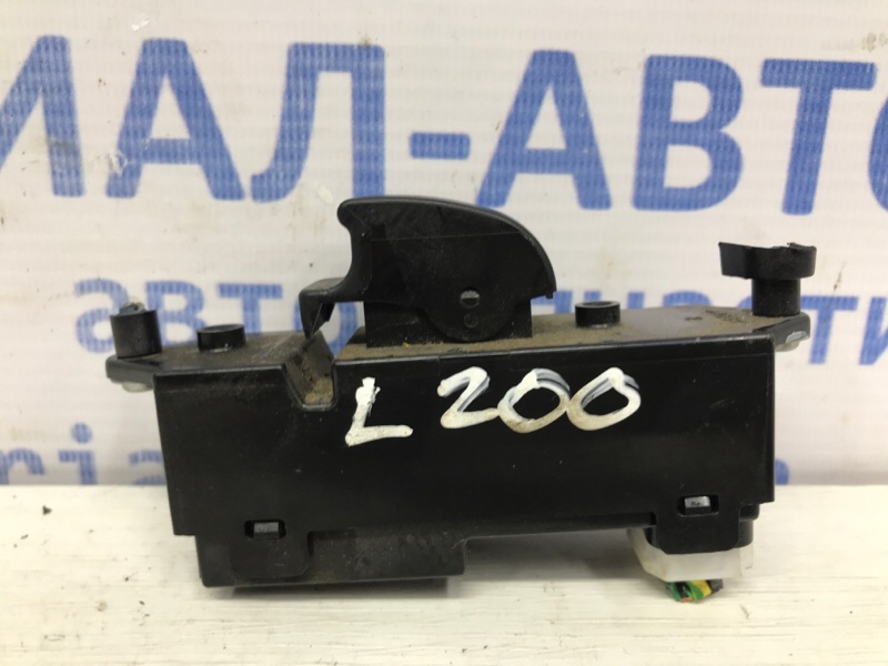 Кнопка стеклоподъемника Mitsubishi L200 2006-2015 KB 2.5 дизель 4D56U MR587957 Б/У