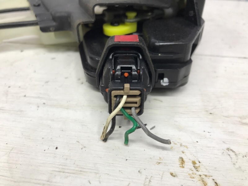 Замок двери передний левый Tucson 2004-2009 JM 2.0 diesel D4EA Замок двери передний левый Tucson 2004-2009 JM 2.0 diesel D4EA