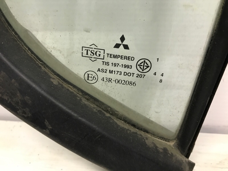 Стекло двери задней правой (форточка) Mitsubishi L200 KB 2.5 дизель 4D56U Стекло двери задней правой (форточка) Mitsubishi L200 KB 2.5 дизель 4D56U