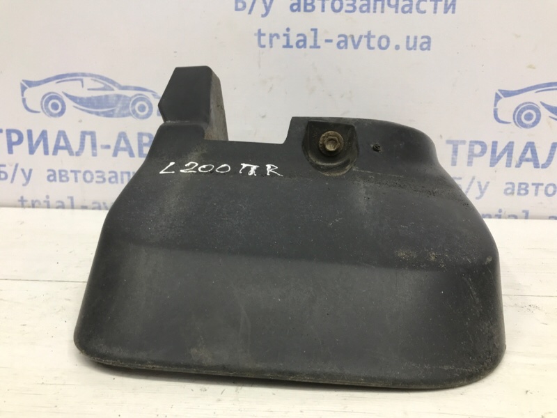 Брызговик передний правый Mitsubishi L200 KB 2.5 дизель 4D56U