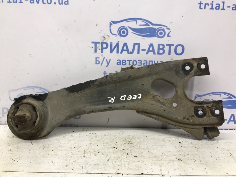 Рычаг задней подвески продольный правый KIA Ceed 2006-2012 ED 1.6 diesel D4FB 552801H000 Б/У