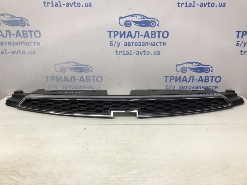 Решетка радиатора Chevrolet Cruze 2009-2016 J300 1.8 F18D4 96832951 Б/У