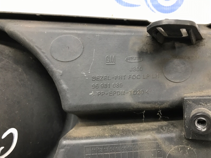 Решетка противотуманки левая Chevrolet Cruze J300 1.8